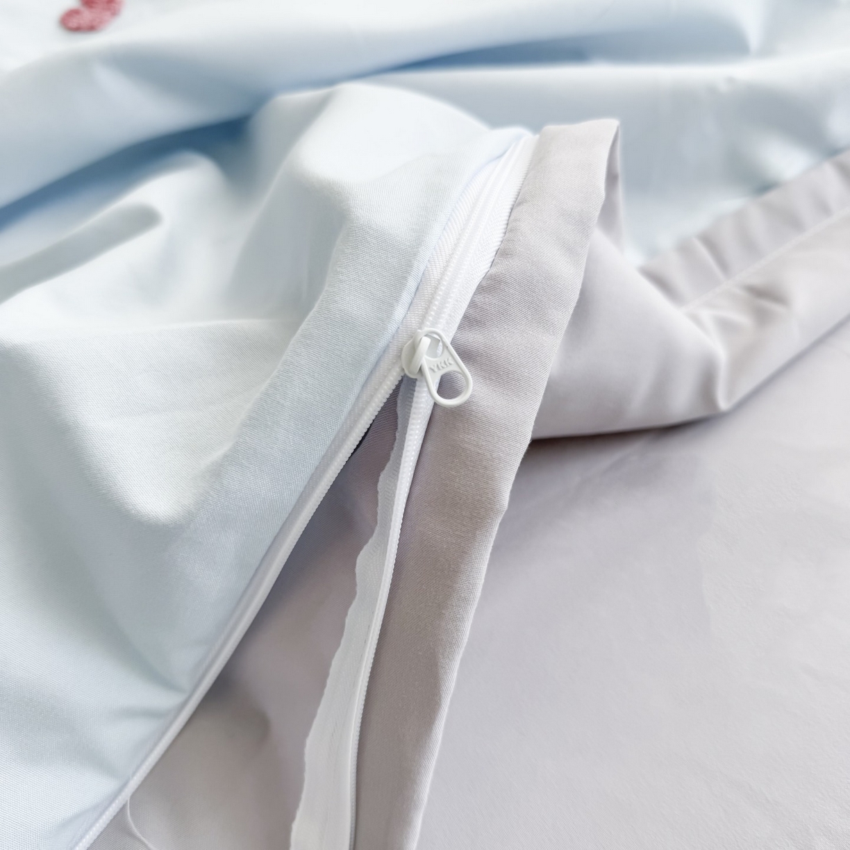 91家纺网 家纺一手货源 找家纺 （总）恋绒家纺 2025新款水洗棉毛巾绣卡通绣花学生三件套四件套