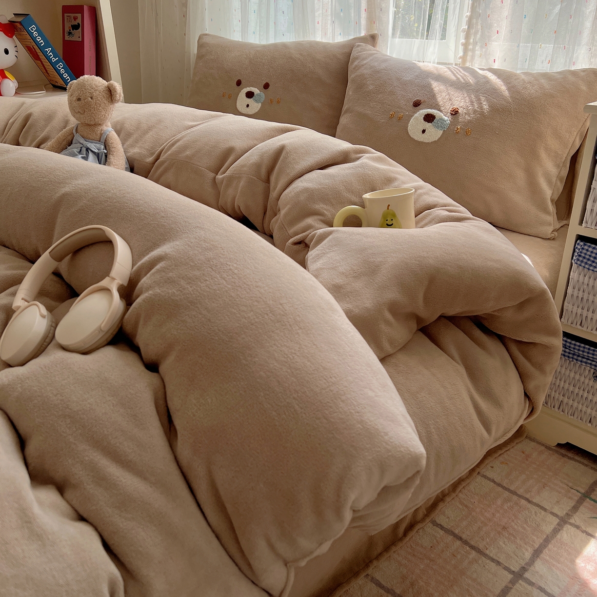 91家纺网 家纺一手货源 找家纺 顾里家纺 2025新款可爱表情包毛巾绣牛奶绒四件套 呼噜熊