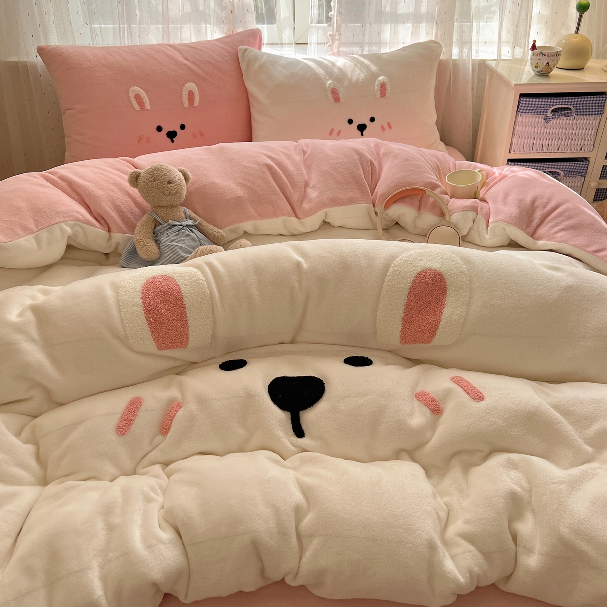 91家纺网 家纺一手货源 找家纺 顾里家纺 2025新款可爱表情包毛巾绣牛奶绒四件套 甜心粉兔