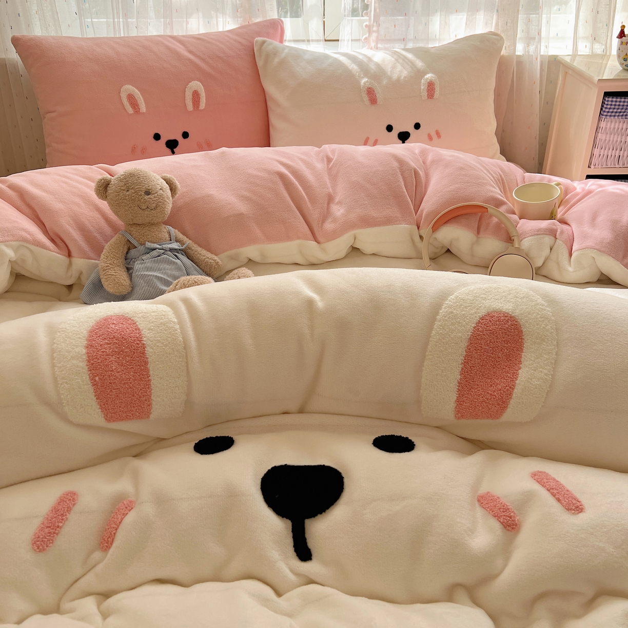 91家纺网 家纺一手货源 找家纺 顾里家纺 2025新款可爱表情包毛巾绣牛奶绒四件套 甜心粉兔