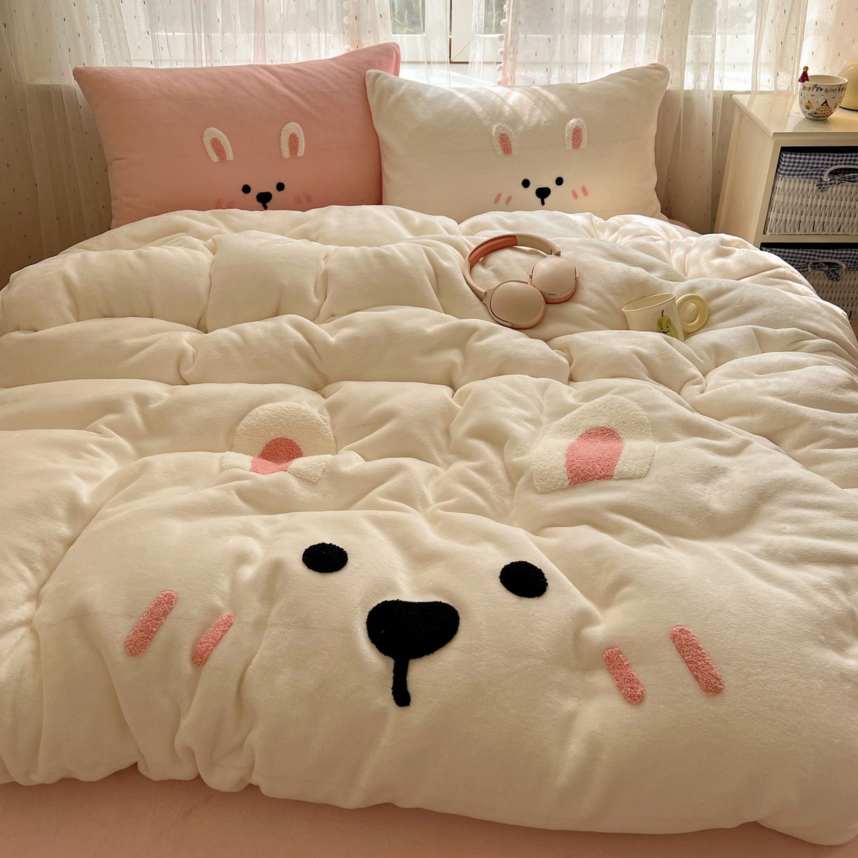 91家纺网 家纺一手货源 找家纺 顾里家纺 2025新款可爱表情包毛巾绣牛奶绒四件套 甜心粉兔