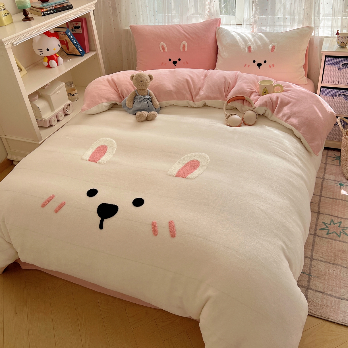 91家纺网 家纺一手货源 找家纺 顾里家纺 2025新款可爱表情包毛巾绣牛奶绒四件套 甜心粉兔