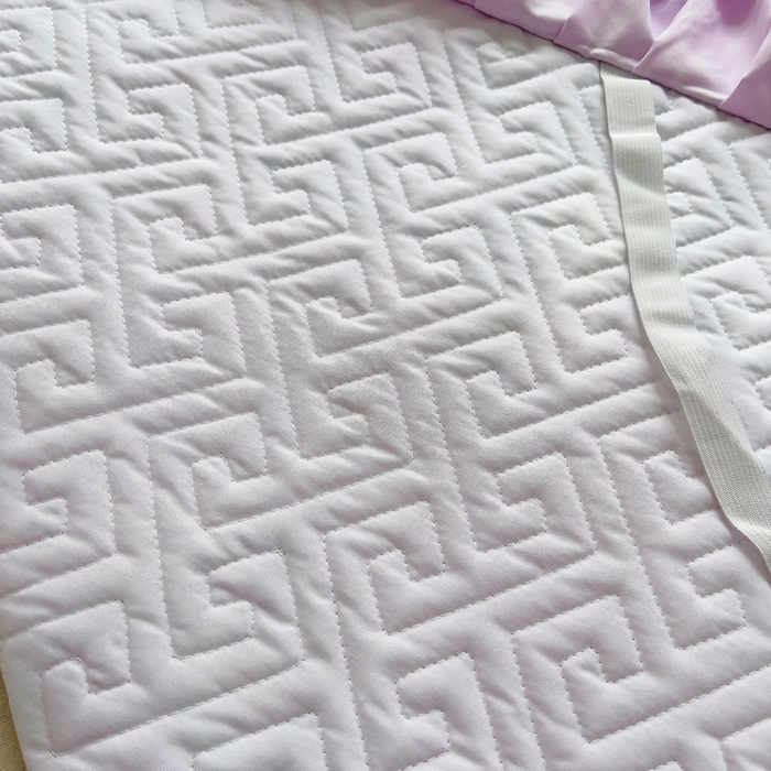 91家纺网 家纺一手货源 找家纺 艾兜坊 2025新款三丽鸥水洗棉夹棉床裙 樱桃库洛米