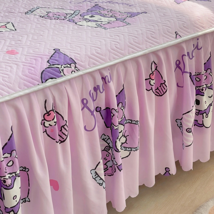 91家纺网 家纺一手货源 找家纺 艾兜坊 2025新款三丽鸥水洗棉夹棉床裙 樱桃库洛米