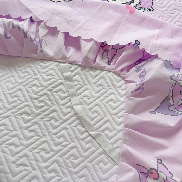 91家纺网 家纺一手货源 找家纺 艾兜坊 2025新款三丽鸥水洗棉夹棉床裙 樱桃库洛米