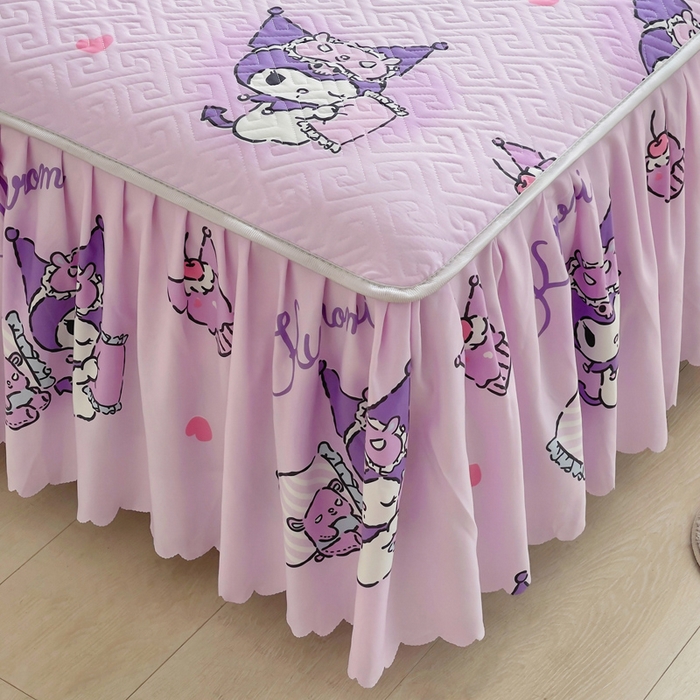 91家纺网 家纺一手货源 找家纺 艾兜坊 2025新款三丽鸥水洗棉夹棉床裙 樱桃库洛米