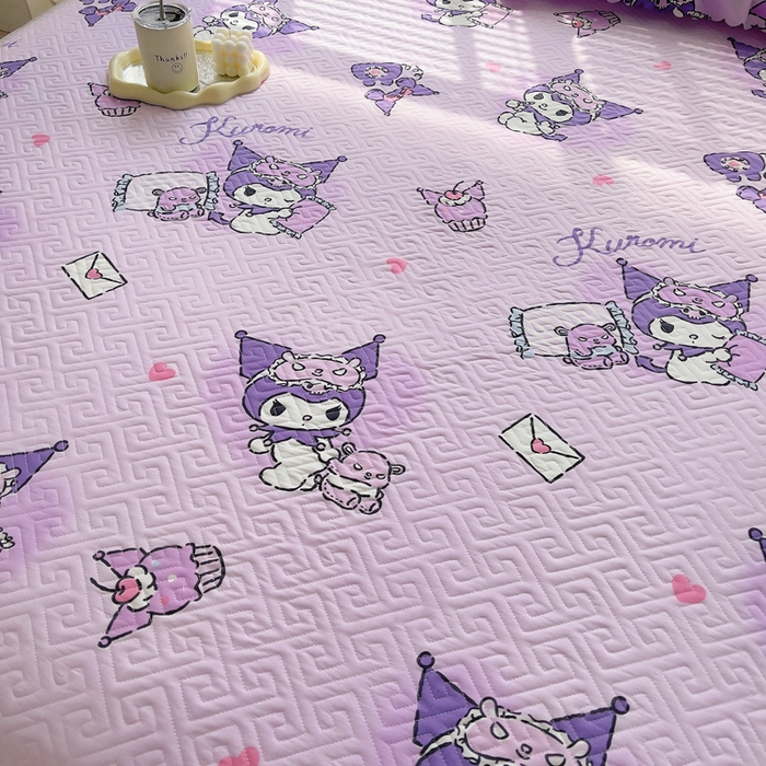 91家纺网 家纺一手货源 找家纺 艾兜坊 2025新款三丽鸥水洗棉夹棉床裙 樱桃库洛米