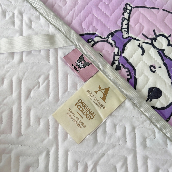 91家纺网 家纺一手货源 找家纺 艾兜坊 2025新款三丽鸥水洗棉夹棉床裙 樱桃库洛米