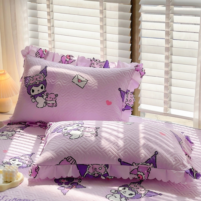 91家纺网 家纺一手货源 找家纺 艾兜坊 2025新款三丽鸥水洗棉夹棉床裙 樱桃库洛米