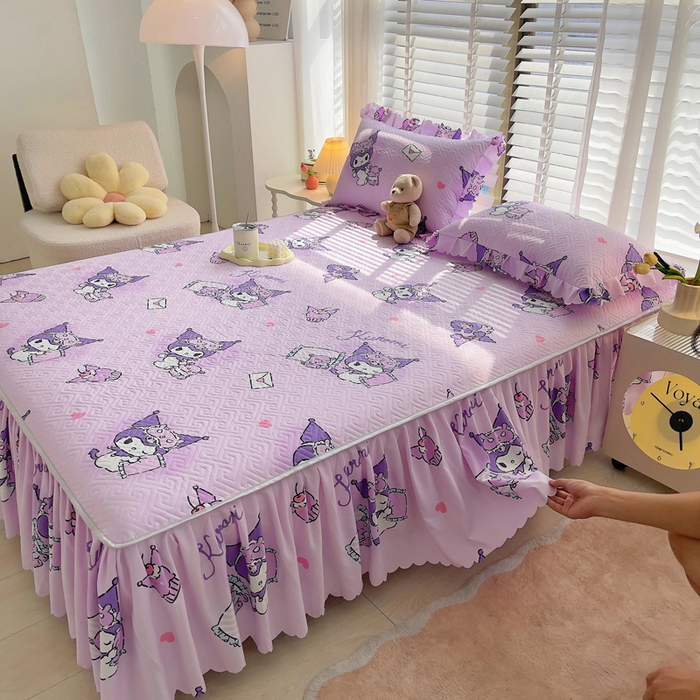 91家纺网 家纺一手货源 找家纺 艾兜坊 2025新款三丽鸥水洗棉夹棉床裙 樱桃库洛米