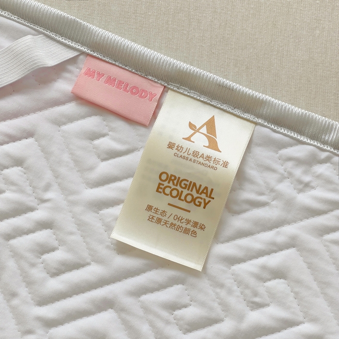 91家纺网 家纺一手货源 找家纺 艾兜坊 2025新款三丽鸥水洗棉夹棉床裙 草莓美乐蒂