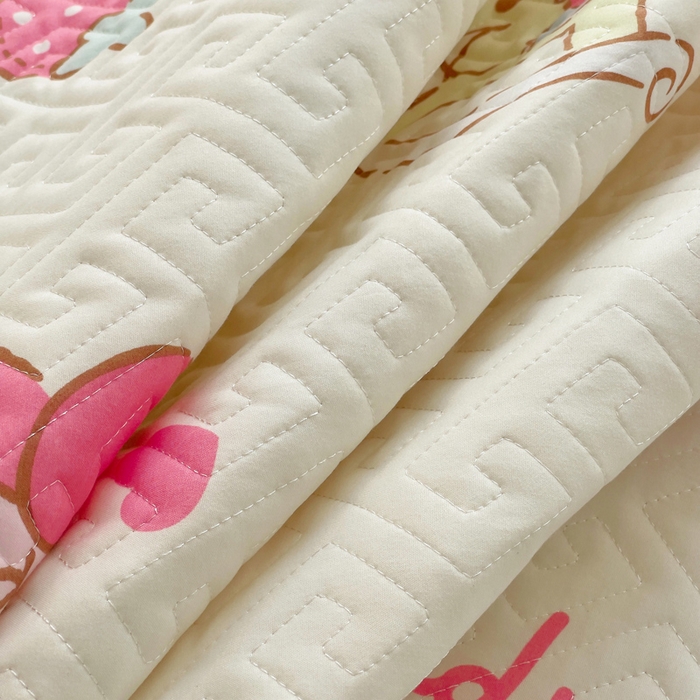 91家纺网 家纺一手货源 找家纺 艾兜坊 2025新款三丽鸥水洗棉夹棉床裙 草莓美乐蒂