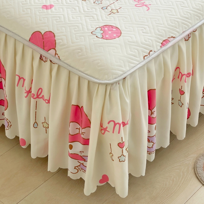 91家纺网 家纺一手货源 找家纺 艾兜坊 2025新款三丽鸥水洗棉夹棉床裙 草莓美乐蒂