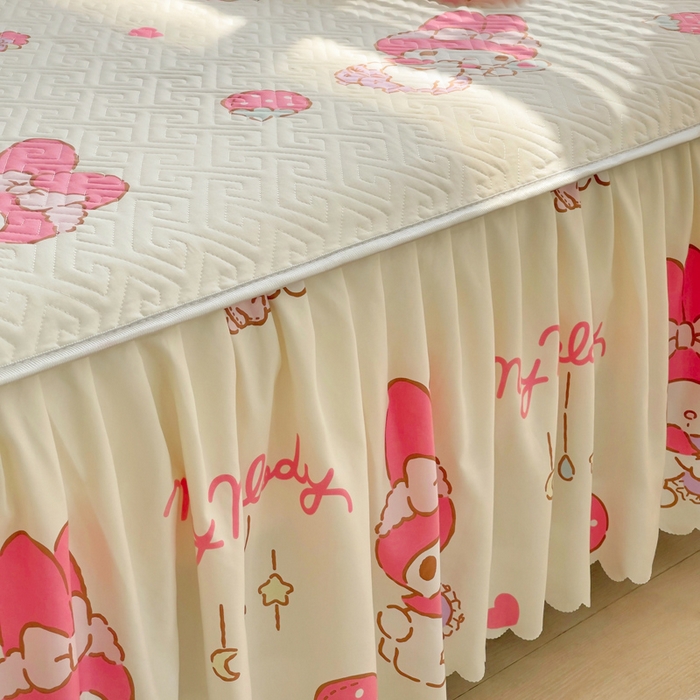 91家纺网 家纺一手货源 找家纺 艾兜坊 2025新款三丽鸥水洗棉夹棉床裙 草莓美乐蒂