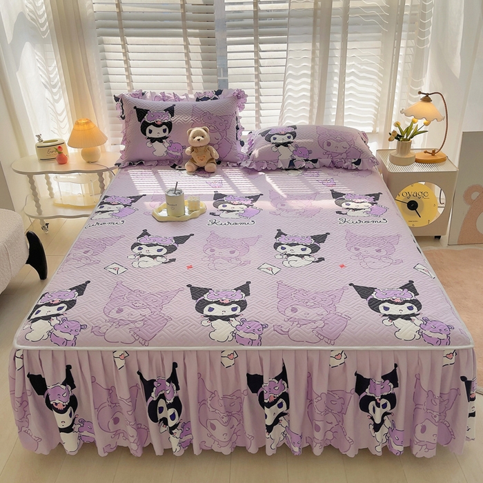 91家纺网 家纺一手货源 找家纺 艾兜坊 2025新款三丽鸥水洗棉夹棉床裙 幻影库洛米