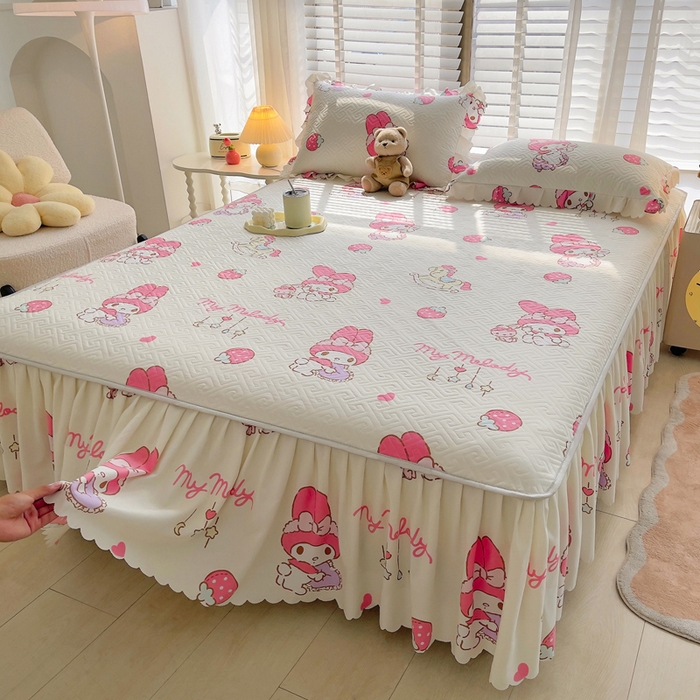 91家纺网 家纺一手货源 找家纺 艾兜坊 2025新款三丽鸥水洗棉夹棉床裙 草莓美乐蒂