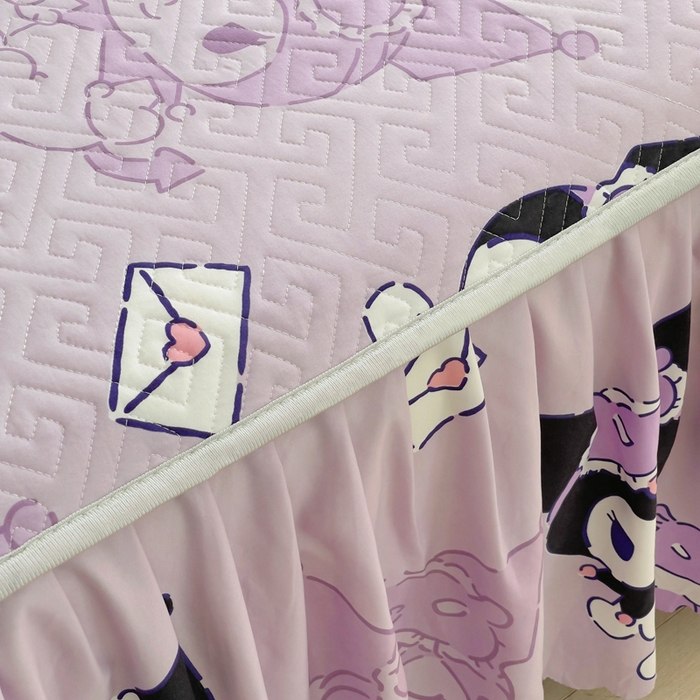 91家纺网 家纺一手货源 找家纺 艾兜坊 2025新款三丽鸥水洗棉夹棉床裙 幻影库洛米