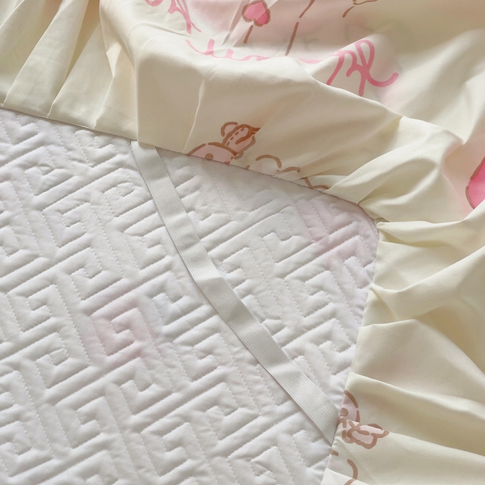 91家纺网 家纺一手货源 找家纺 艾兜坊 2025新款三丽鸥水洗棉夹棉床裙 草莓美乐蒂