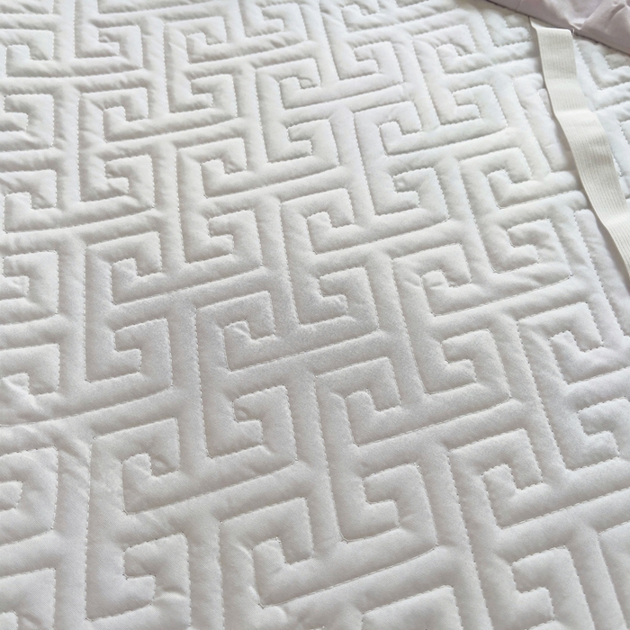 91家纺网 家纺一手货源 找家纺 艾兜坊 2025新款三丽鸥水洗棉夹棉床裙 幻影库洛米