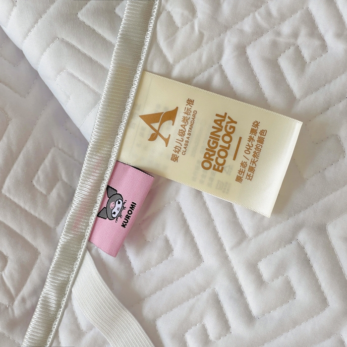 91家纺网 家纺一手货源 找家纺 艾兜坊 2025新款三丽鸥水洗棉夹棉床裙 幻影库洛米