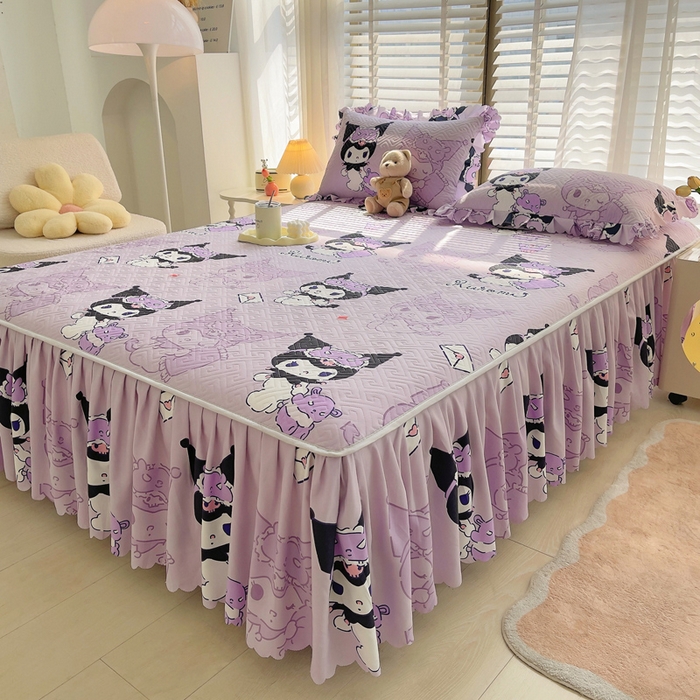 91家纺网 家纺一手货源 找家纺 艾兜坊 2025新款三丽鸥水洗棉夹棉床裙 幻影库洛米