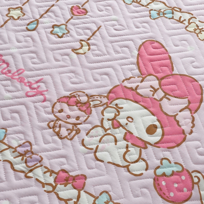 91家纺网 家纺一手货源 找家纺 艾兜坊 2025新款三丽鸥水洗棉夹棉床裙 木马美乐蒂