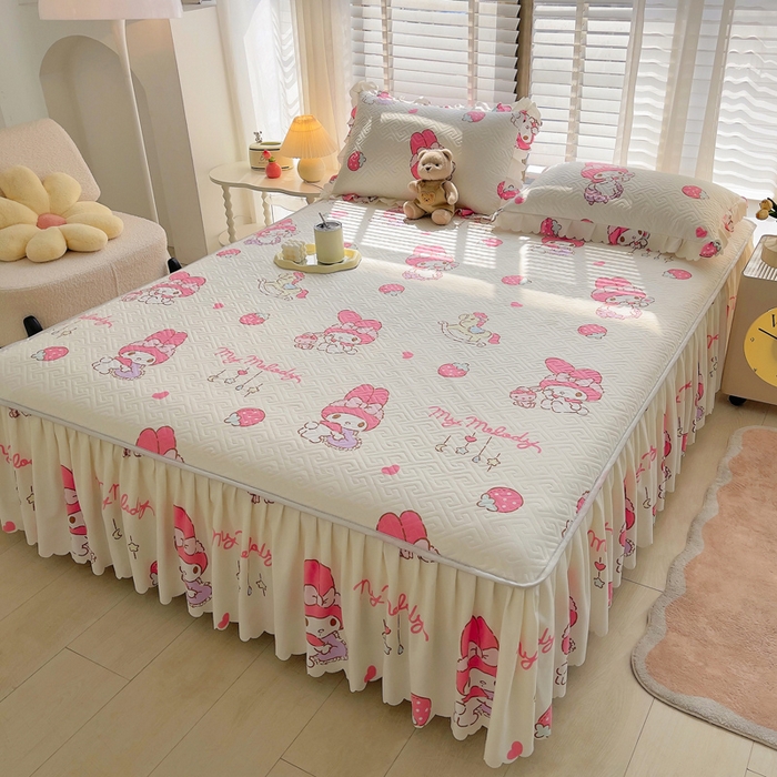 91家纺网 家纺一手货源 找家纺 艾兜坊 2025新款三丽鸥水洗棉夹棉床裙 草莓美乐蒂