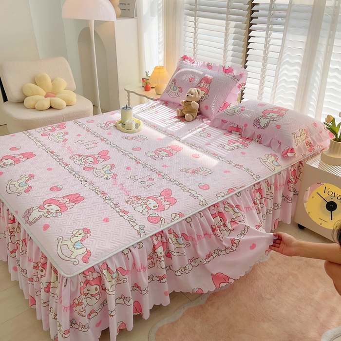 91家纺网 家纺一手货源 找家纺 艾兜坊 2025新款三丽鸥水洗棉夹棉床裙 木马美乐蒂