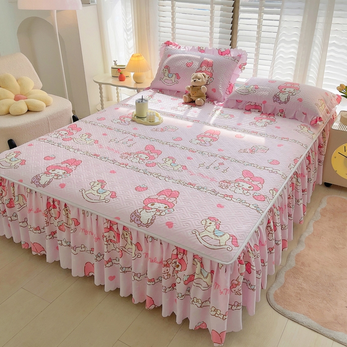 91家纺网 家纺一手货源 找家纺 艾兜坊 2025新款三丽鸥水洗棉夹棉床裙 木马美乐蒂