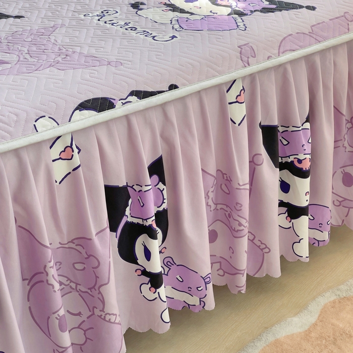 91家纺网 家纺一手货源 找家纺 艾兜坊 2025新款三丽鸥水洗棉夹棉床裙 幻影库洛米