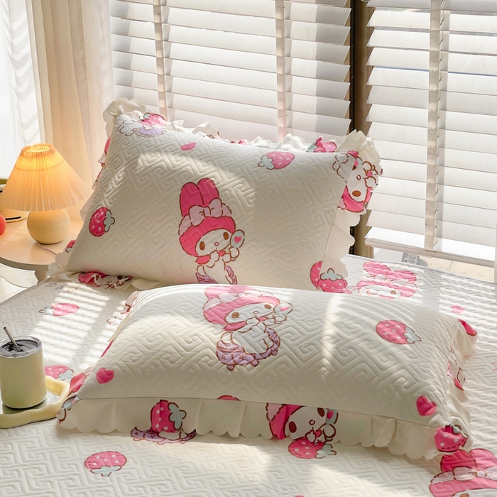 91家纺网 家纺一手货源 找家纺 艾兜坊 2025新款三丽鸥水洗棉夹棉床裙 草莓美乐蒂