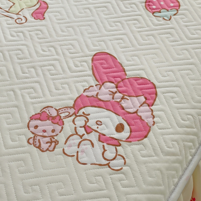 91家纺网 家纺一手货源 找家纺 艾兜坊 2025新款三丽鸥水洗棉夹棉床裙 草莓美乐蒂