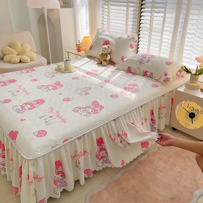 91家纺网 家纺一手货源 找家纺 艾兜坊 2025新款三丽鸥水洗棉夹棉床裙 草莓美乐蒂