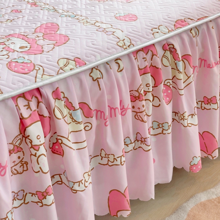 91家纺网 家纺一手货源 找家纺 艾兜坊 2025新款三丽鸥水洗棉夹棉床裙 木马美乐蒂