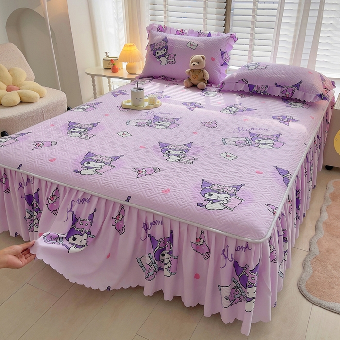 91家纺网 家纺一手货源 找家纺 艾兜坊 2025新款三丽鸥水洗棉夹棉床裙 樱桃库洛米