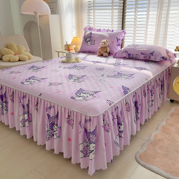 91家纺网 家纺一手货源 找家纺 艾兜坊 2025新款三丽鸥水洗棉夹棉床裙 樱桃库洛米