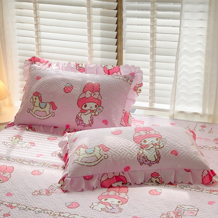 91家纺网 家纺一手货源 找家纺 艾兜坊 2025新款三丽鸥水洗棉夹棉床裙 木马美乐蒂