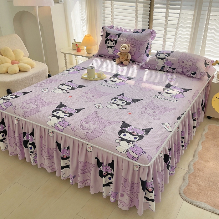 91家纺网 家纺一手货源 找家纺 艾兜坊 2025新款三丽鸥水洗棉夹棉床裙 幻影库洛米