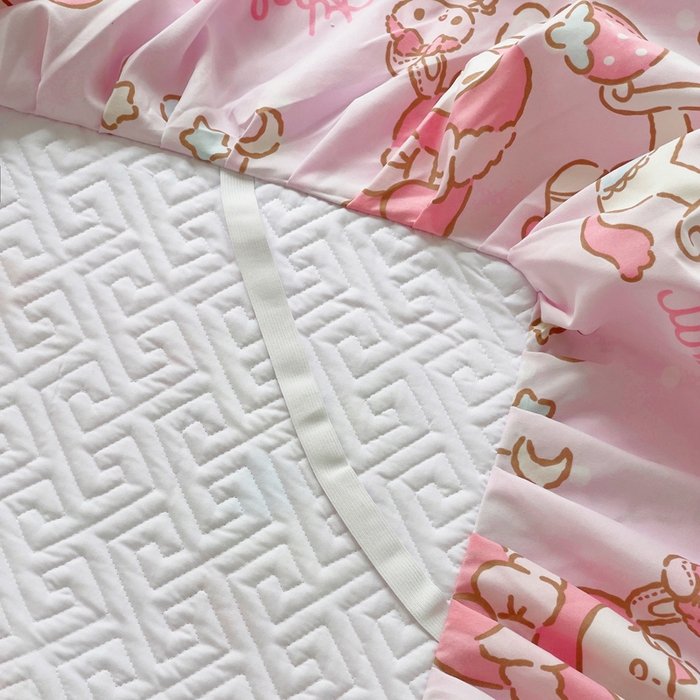 91家纺网 家纺一手货源 找家纺 艾兜坊 2025新款三丽鸥水洗棉夹棉床裙 木马美乐蒂