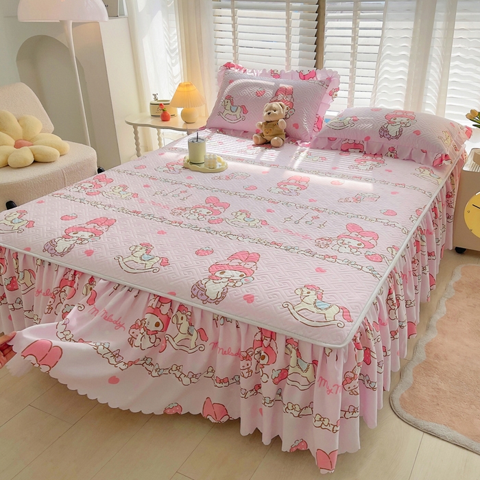 91家纺网 家纺一手货源 找家纺 艾兜坊 2025新款三丽鸥水洗棉夹棉床裙 木马美乐蒂