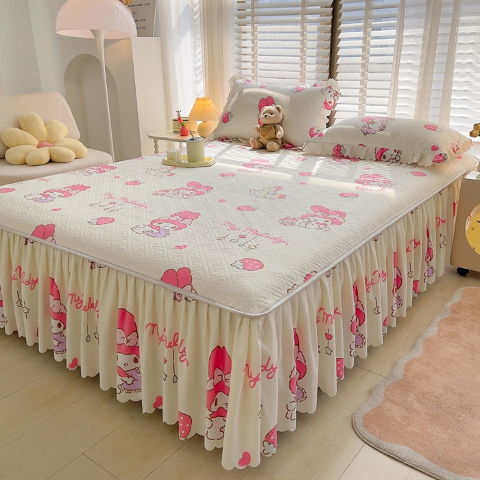 91家纺网 家纺一手货源 找家纺 艾兜坊 2025新款三丽鸥水洗棉夹棉床裙 草莓美乐蒂