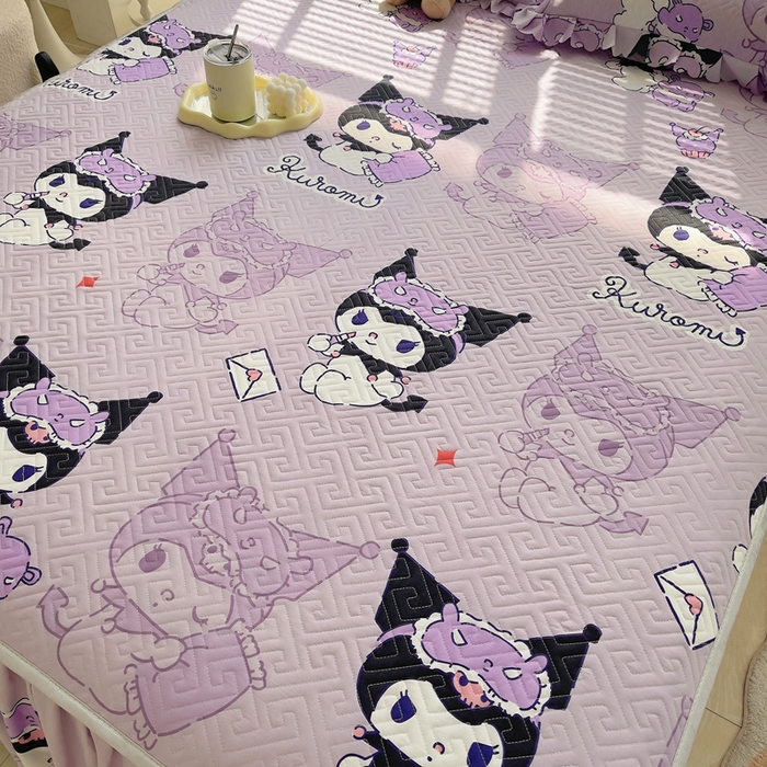 91家纺网 家纺一手货源 找家纺 艾兜坊 2025新款三丽鸥水洗棉夹棉床裙 幻影库洛米