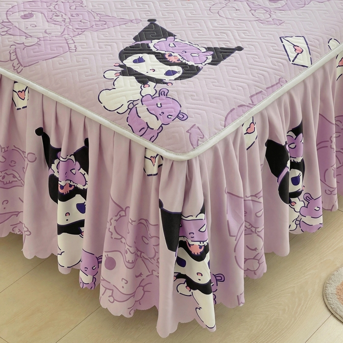 91家纺网 家纺一手货源 找家纺 艾兜坊 2025新款三丽鸥水洗棉夹棉床裙 幻影库洛米