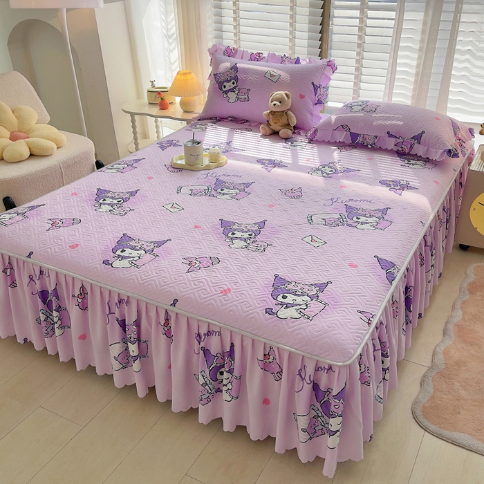 91家纺网 家纺一手货源 找家纺 艾兜坊 2025新款三丽鸥水洗棉夹棉床裙 樱桃库洛米