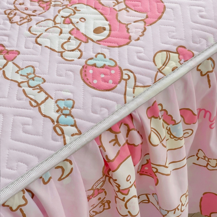 91家纺网 家纺一手货源 找家纺 艾兜坊 2025新款三丽鸥水洗棉夹棉床裙 木马美乐蒂