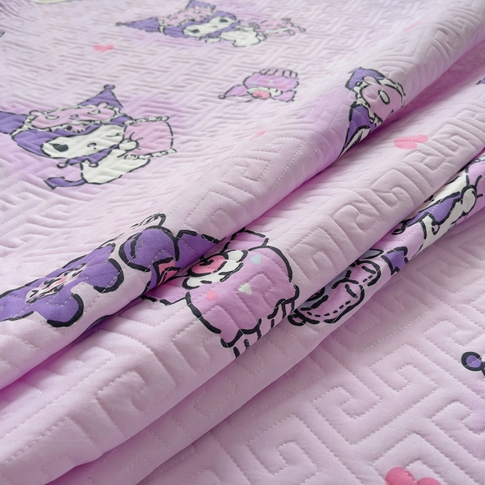 91家纺网 家纺一手货源 找家纺 艾兜坊 2025新款三丽鸥水洗棉夹棉床裙 樱桃库洛米