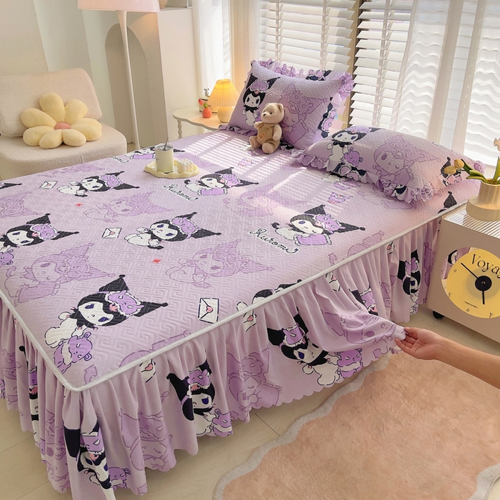 91家纺网 家纺一手货源 找家纺 艾兜坊 2025新款三丽鸥水洗棉夹棉床裙 幻影库洛米