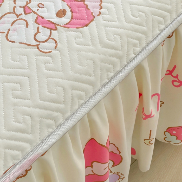 91家纺网 家纺一手货源 找家纺 艾兜坊 2025新款三丽鸥水洗棉夹棉床裙 草莓美乐蒂