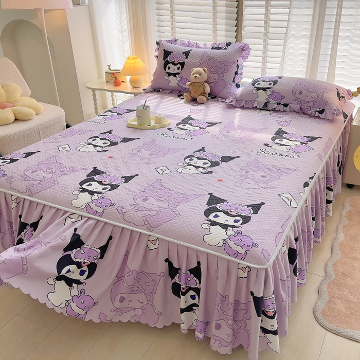 91家纺网 家纺一手货源 找家纺 艾兜坊 2025新款三丽鸥水洗棉夹棉床裙 幻影库洛米