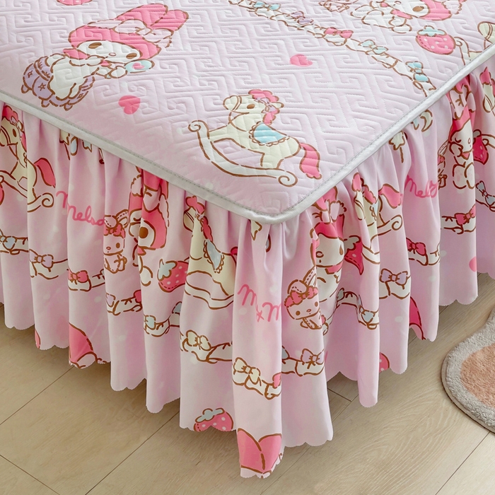 91家纺网 家纺一手货源 找家纺 艾兜坊 2025新款三丽鸥水洗棉夹棉床裙 木马美乐蒂